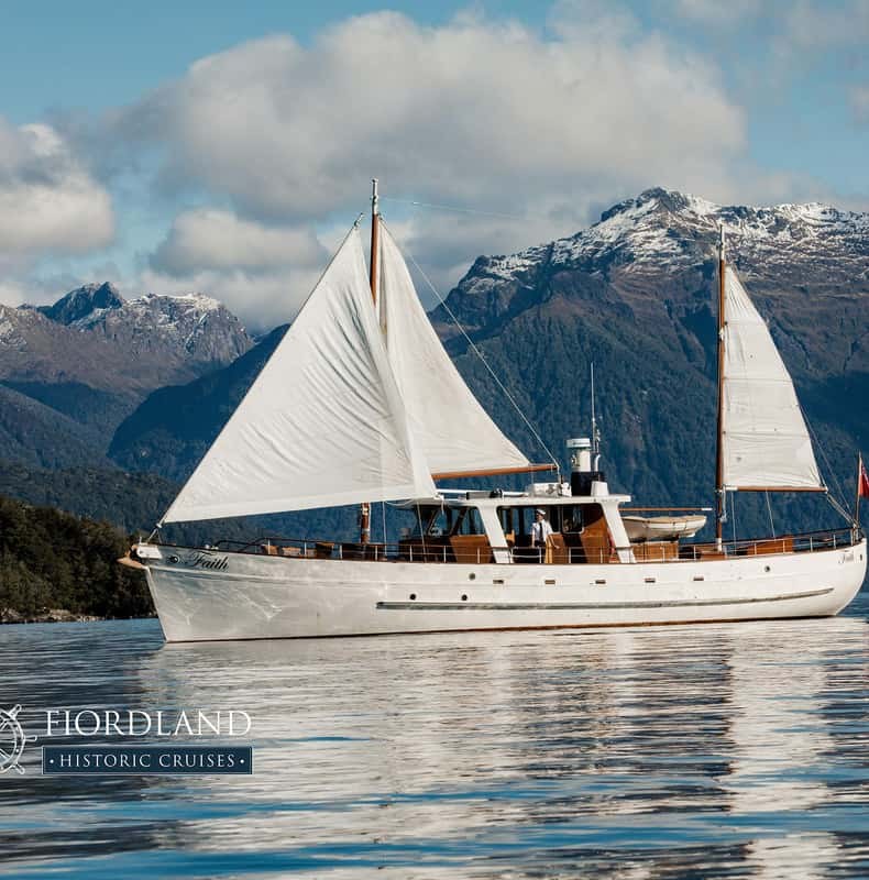 Lake Te Anau: 3-Hour Boat Cruise with Guided Walk
